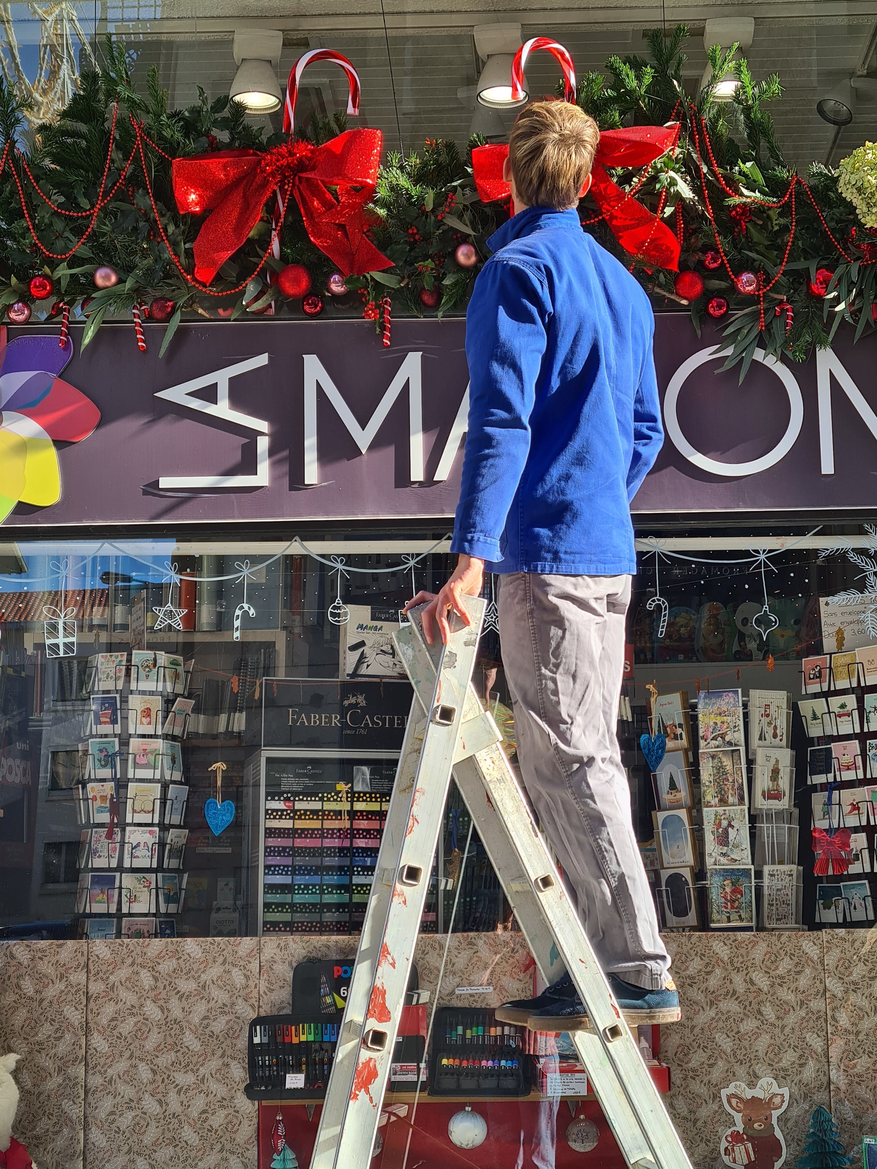 Vitrine de Noël du magasin aux arts à Biarritz